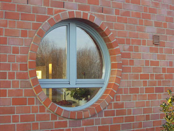 Rundes Fenster mit vorstehender Kopfschicht